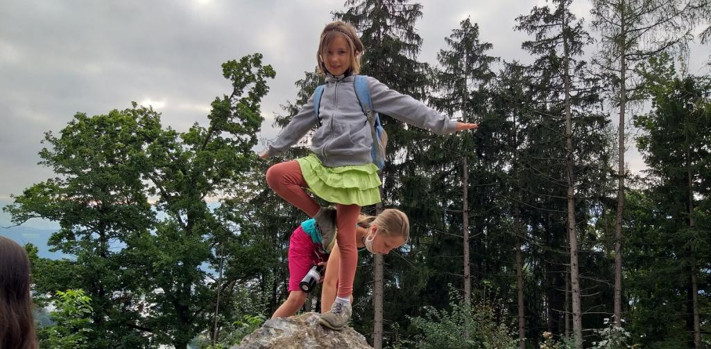 Wandertag Kind balanciert